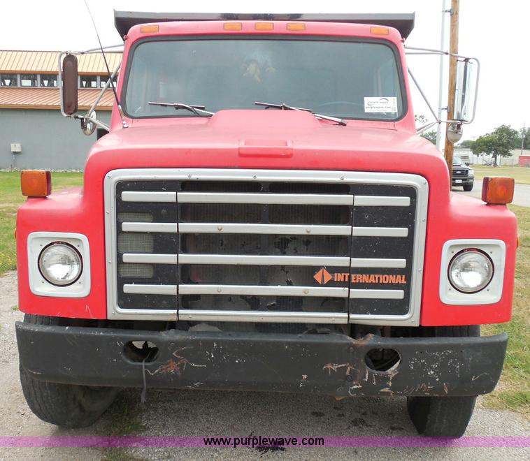 image for item I3418 1988 International S1600 dump truck