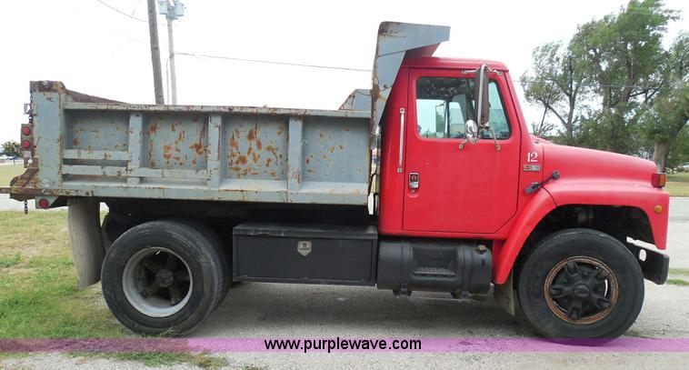 image for item I3418 1988 International S1600 dump truck