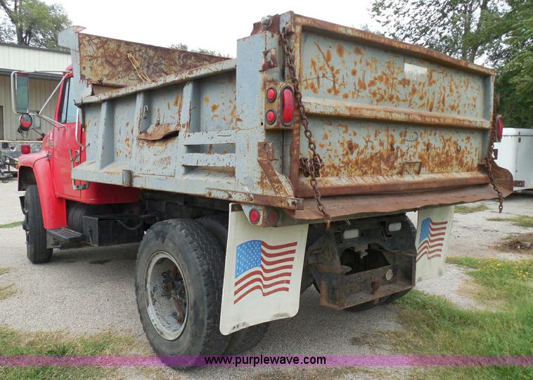 image for item I3418 1988 International S1600 dump truck