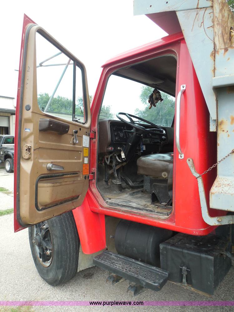 image for item I3418 1988 International S1600 dump truck