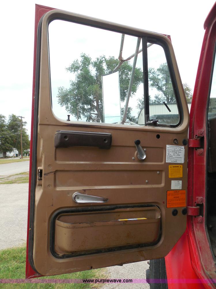 image for item I3418 1988 International S1600 dump truck