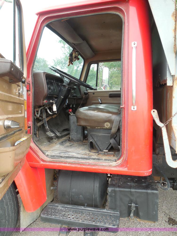 image for item I3418 1988 International S1600 dump truck