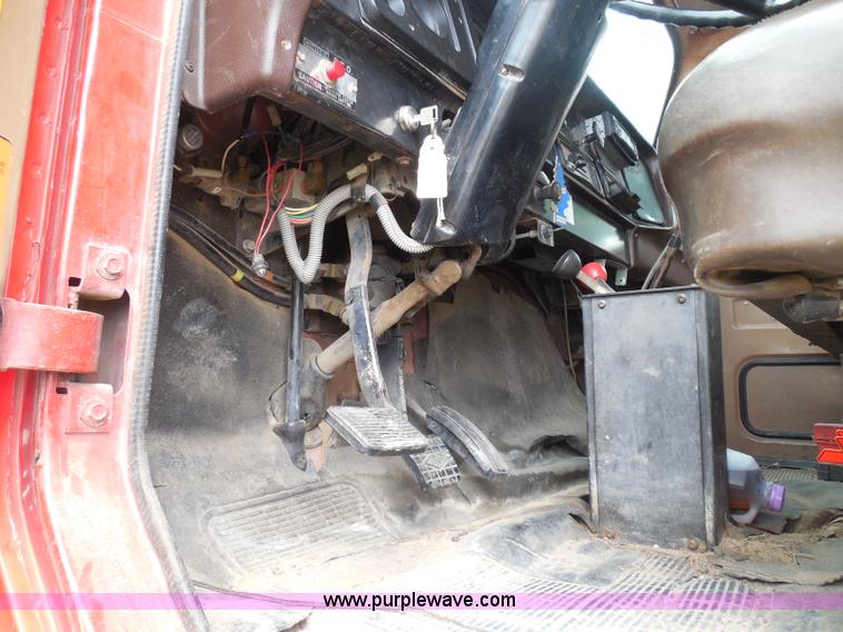 image for item I3418 1988 International S1600 dump truck