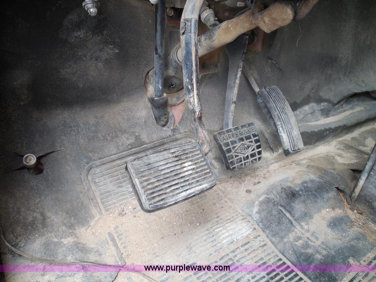 image for item I3418 1988 International S1600 dump truck