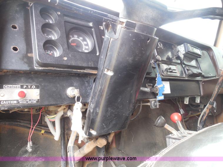 image for item I3418 1988 International S1600 dump truck