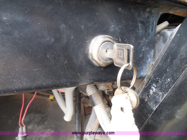 image for item I3418 1988 International S1600 dump truck