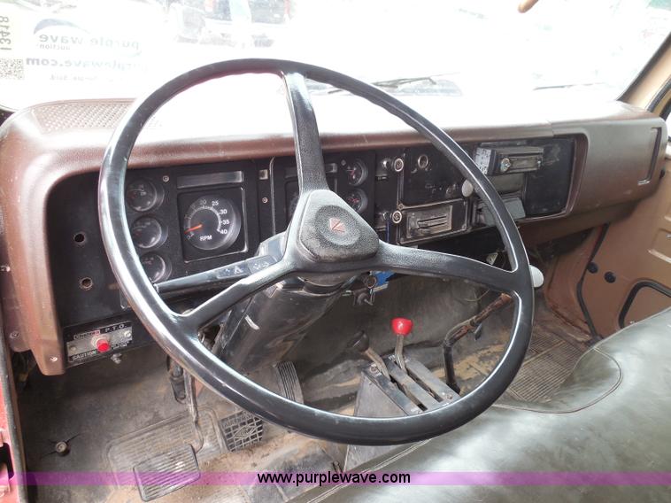 image for item I3418 1988 International S1600 dump truck