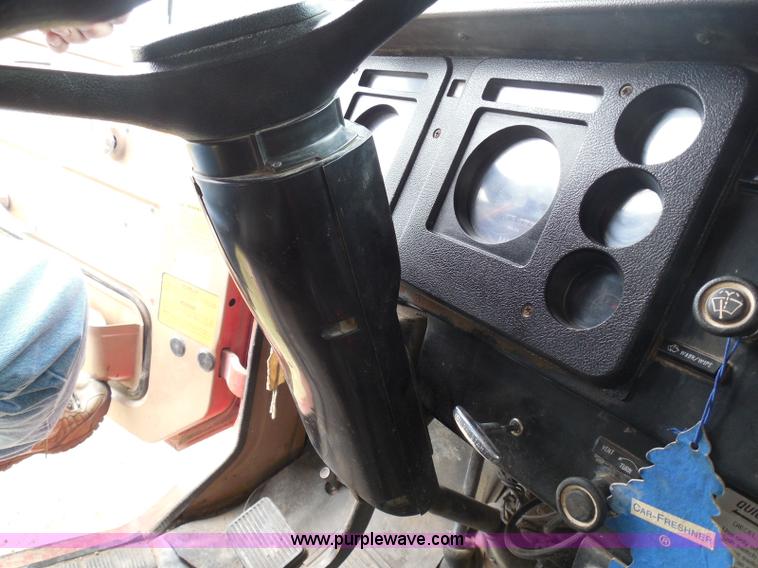 image for item I3418 1988 International S1600 dump truck