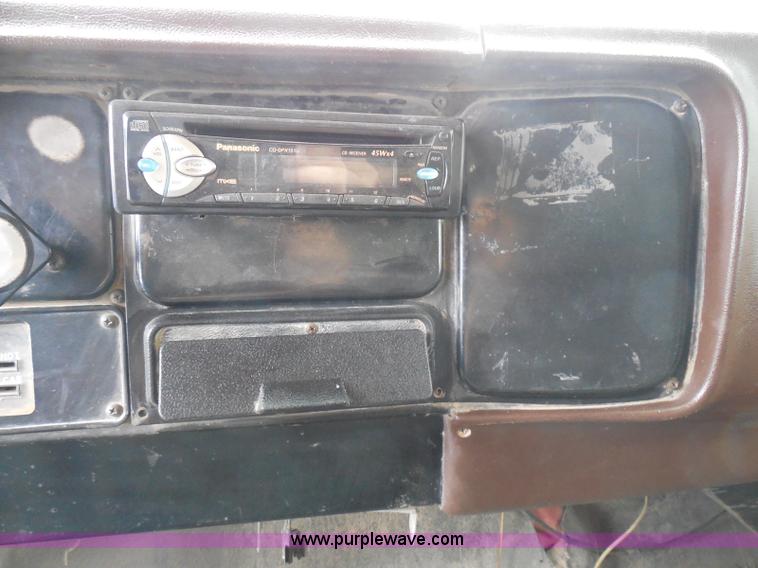 image for item I3418 1988 International S1600 dump truck