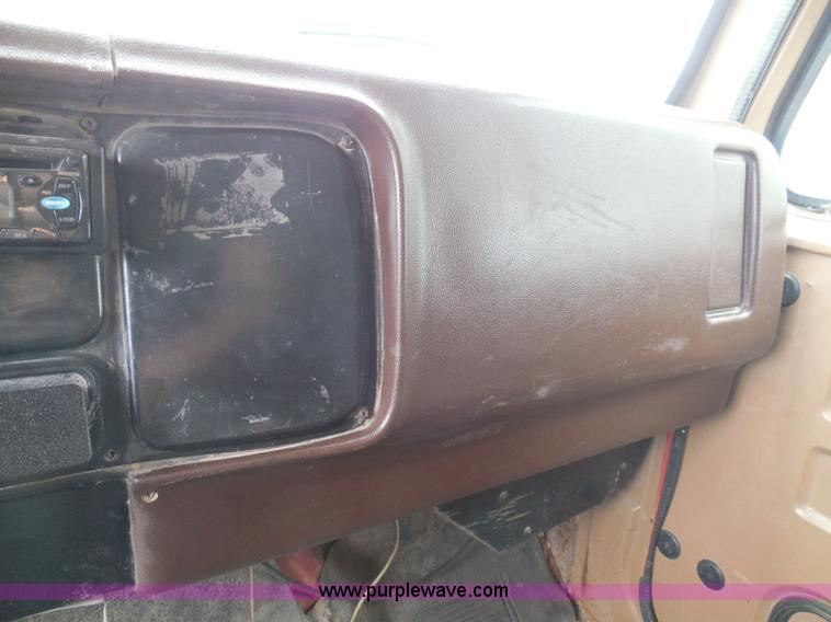 image for item I3418 1988 International S1600 dump truck