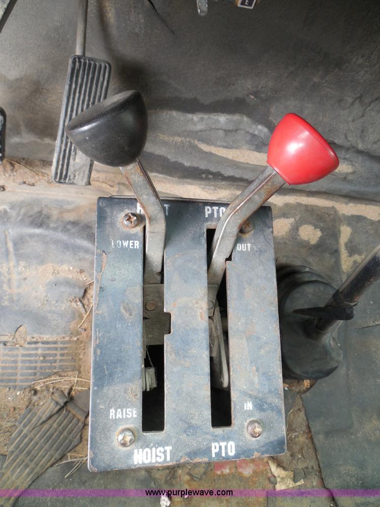 image for item I3418 1988 International S1600 dump truck