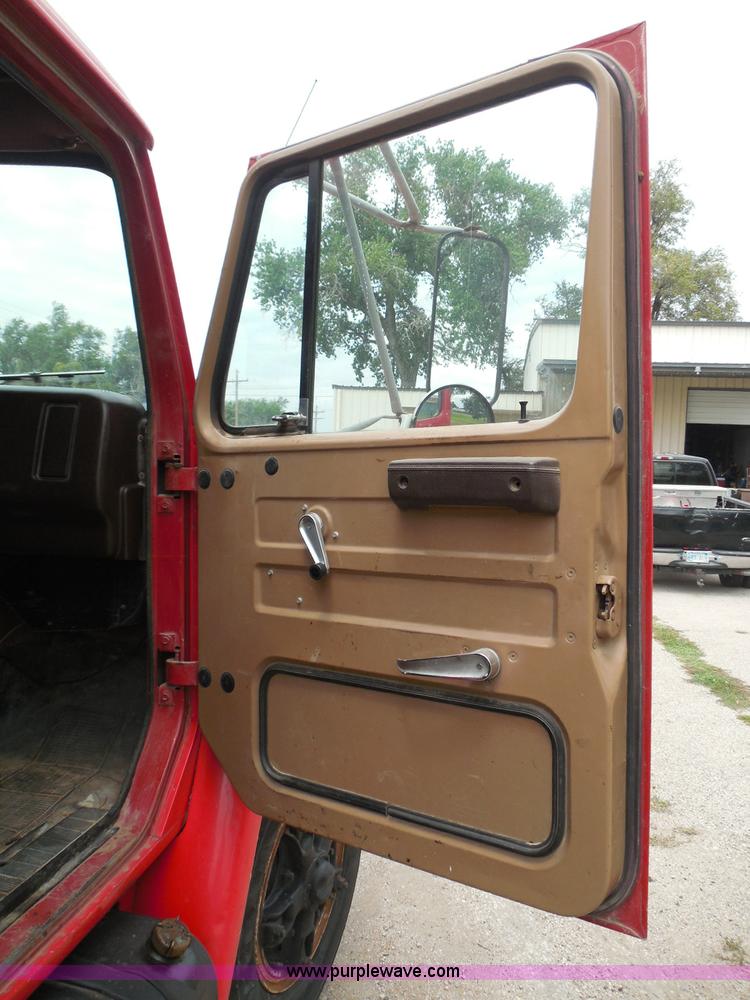 image for item I3418 1988 International S1600 dump truck