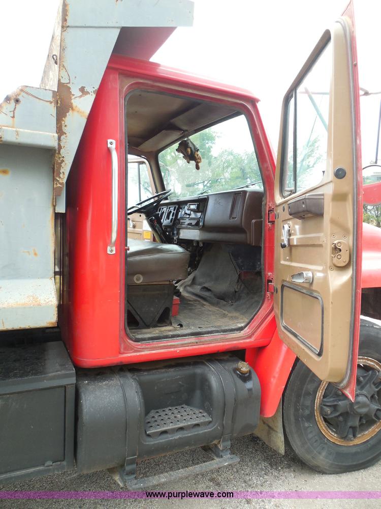 image for item I3418 1988 International S1600 dump truck