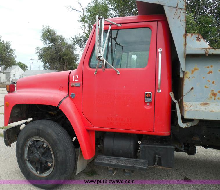 image for item I3418 1988 International S1600 dump truck