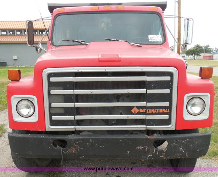 image for item I3418 1988 International S1600 dump truck