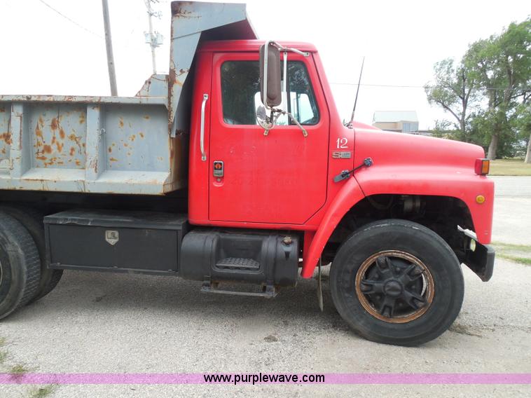 image for item I3418 1988 International S1600 dump truck