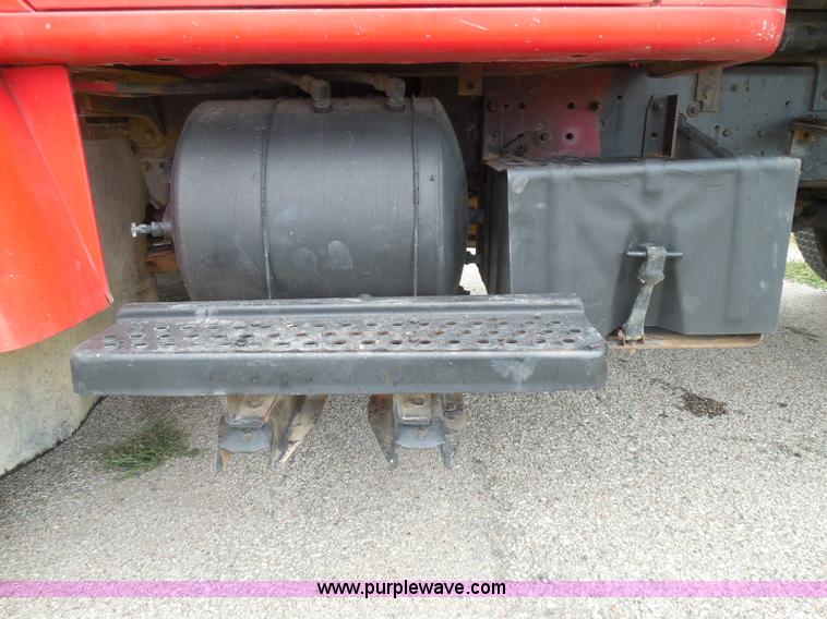 image for item I3418 1988 International S1600 dump truck