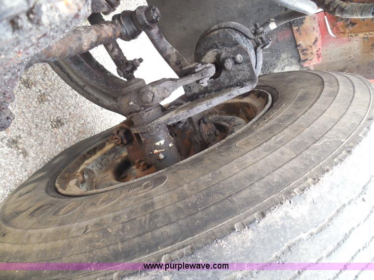 image for item I3418 1988 International S1600 dump truck