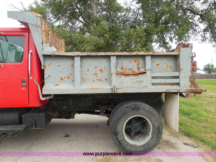 image for item I3418 1988 International S1600 dump truck