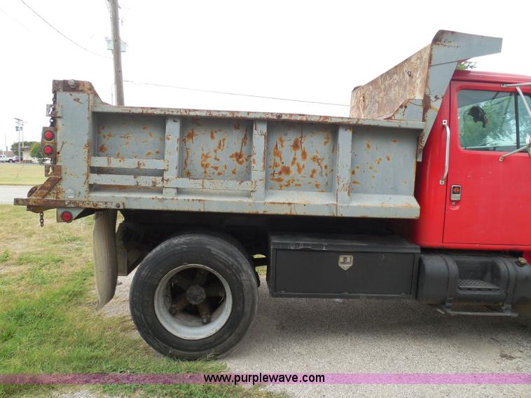 image for item I3418 1988 International S1600 dump truck
