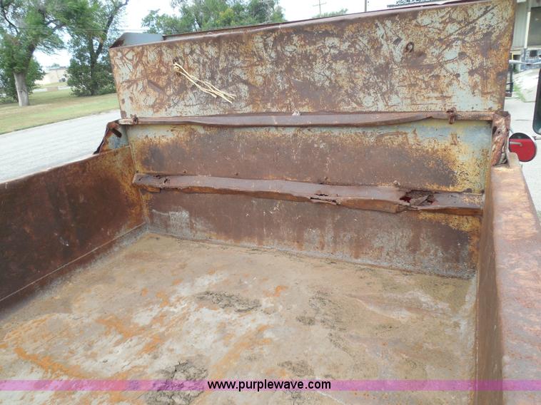 image for item I3418 1988 International S1600 dump truck