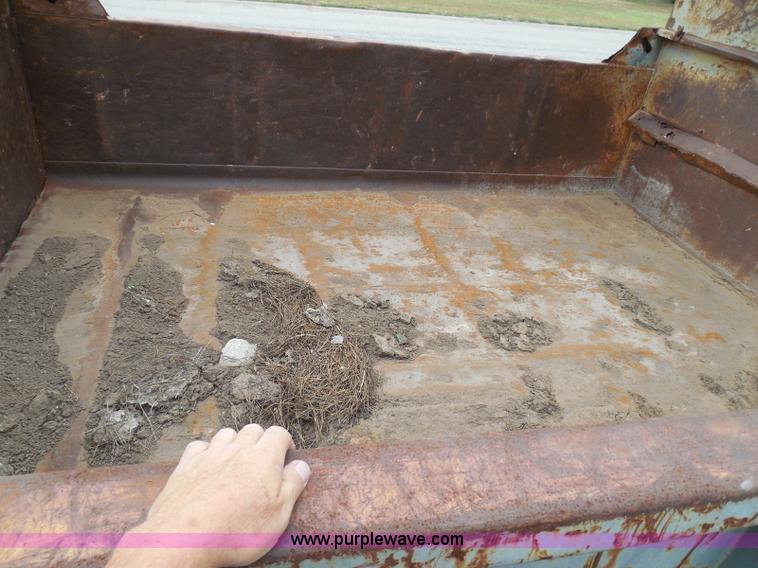 image for item I3418 1988 International S1600 dump truck