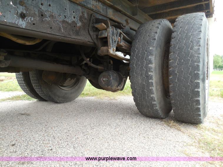 image for item I3418 1988 International S1600 dump truck