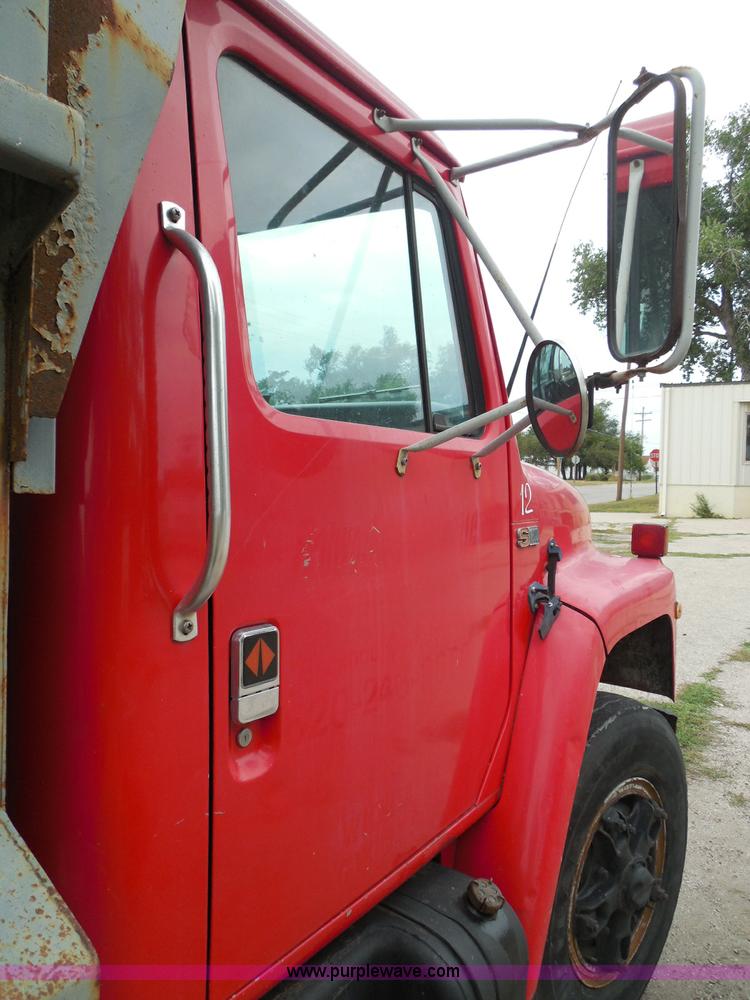 image for item I3418 1988 International S1600 dump truck