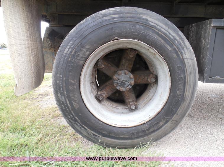 image for item I3418 1988 International S1600 dump truck