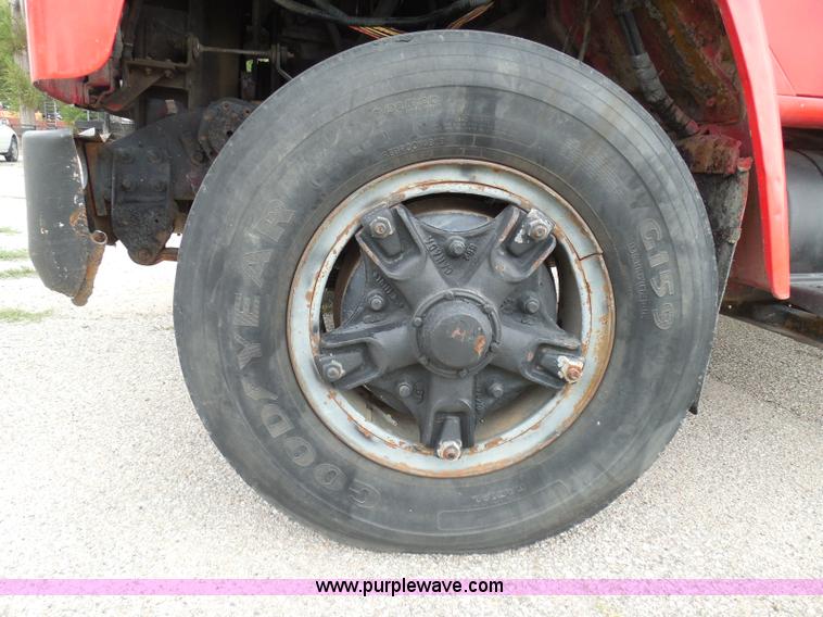 image for item I3418 1988 International S1600 dump truck