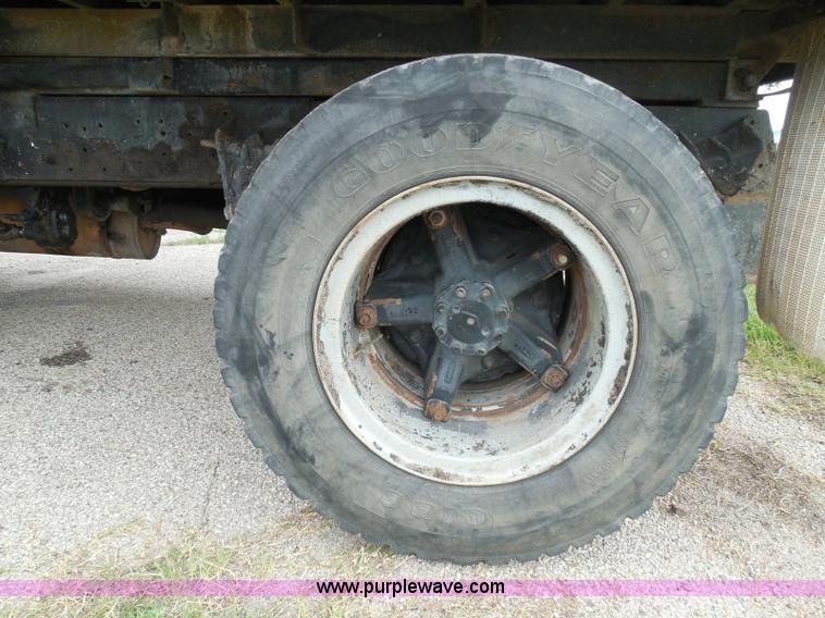 image for item I3418 1988 International S1600 dump truck