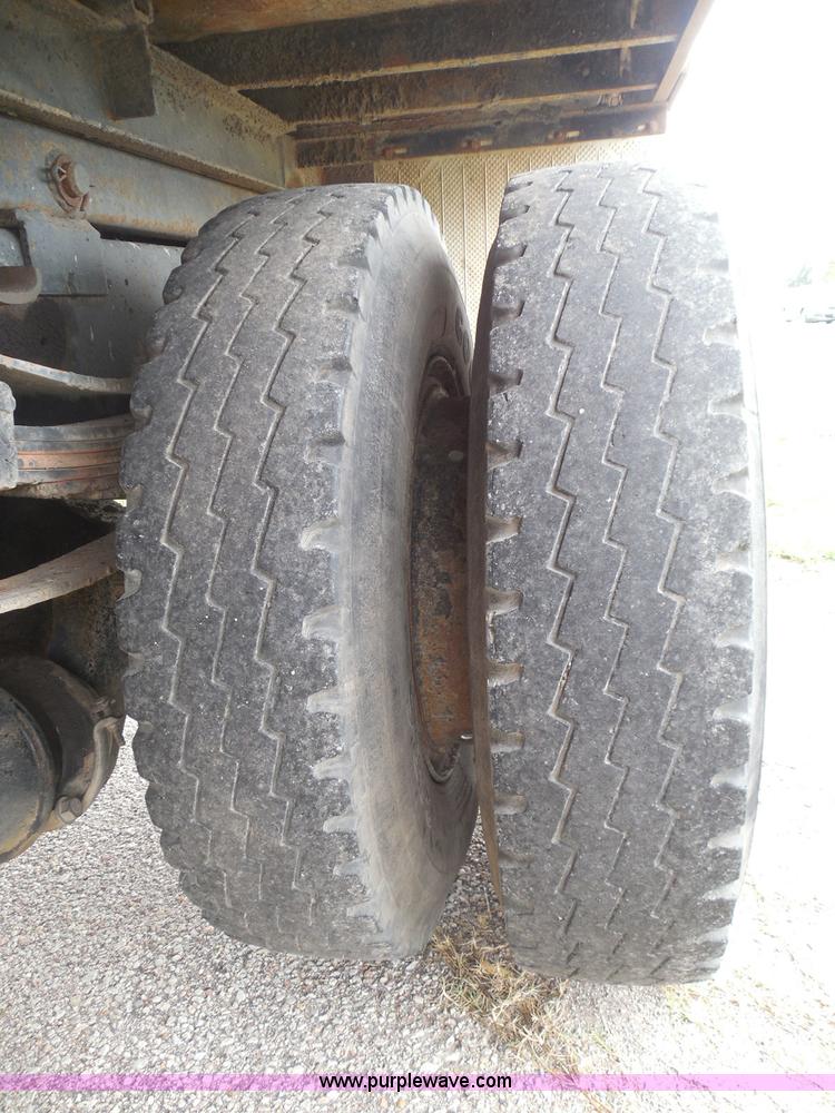 image for item I3418 1988 International S1600 dump truck