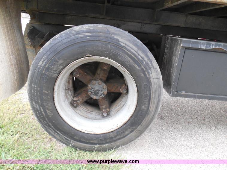 image for item I3418 1988 International S1600 dump truck