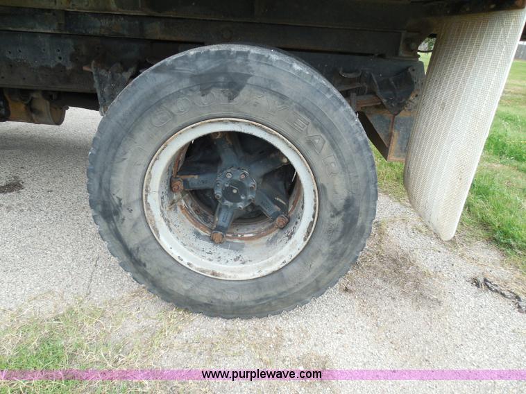 image for item I3418 1988 International S1600 dump truck