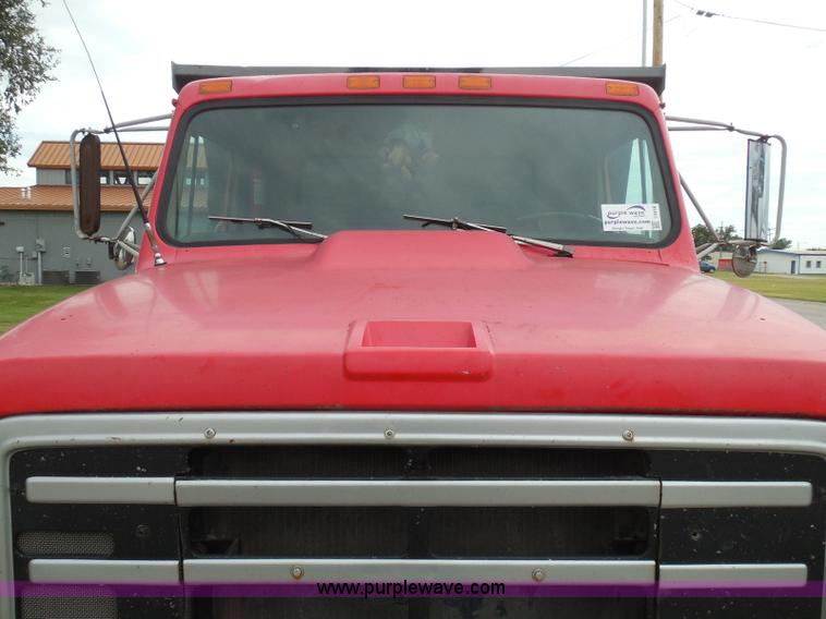 image for item I3418 1988 International S1600 dump truck