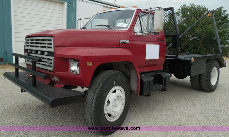 image for item I3420 1981 Ford F800 winch truck