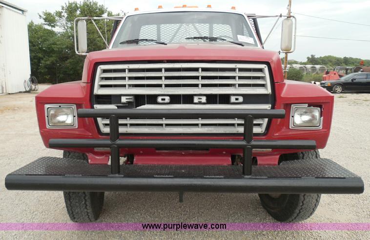 image for item I3420 1981 Ford F800 winch truck