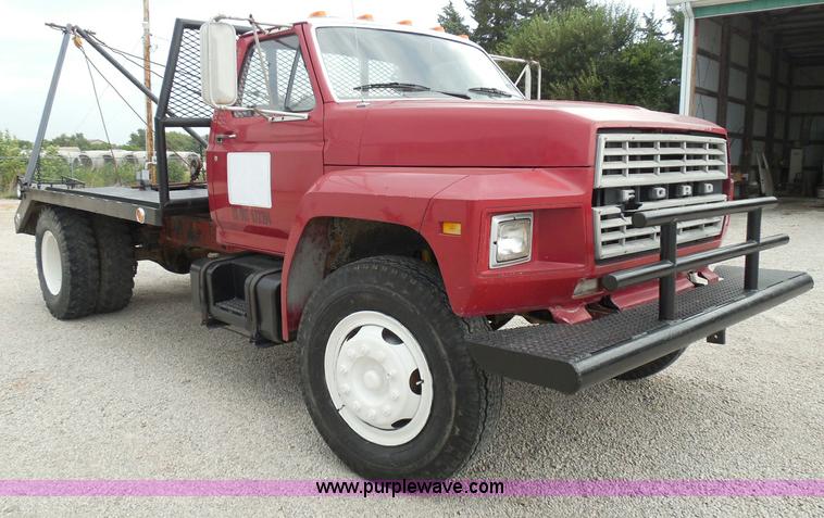 image for item I3420 1981 Ford F800 winch truck