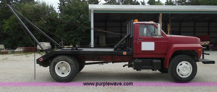 image for item I3420 1981 Ford F800 winch truck