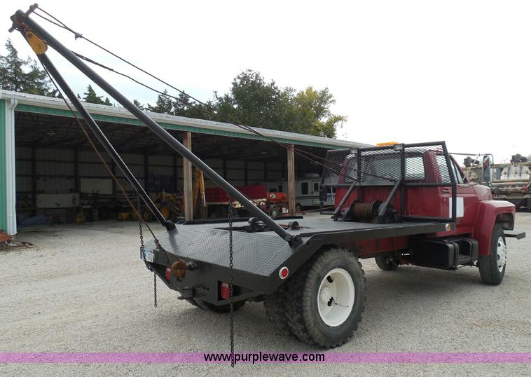 image for item I3420 1981 Ford F800 winch truck