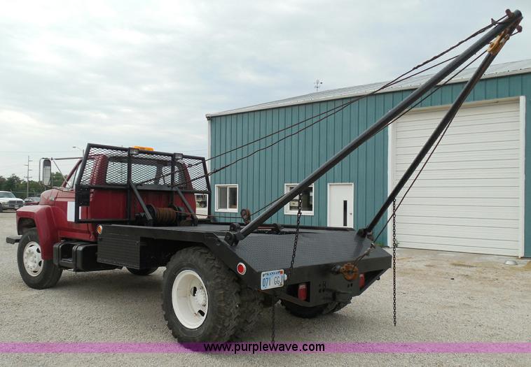 image for item I3420 1981 Ford F800 winch truck