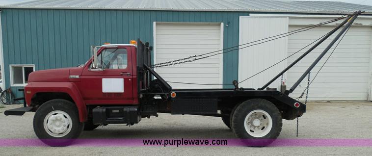 image for item I3420 1981 Ford F800 winch truck