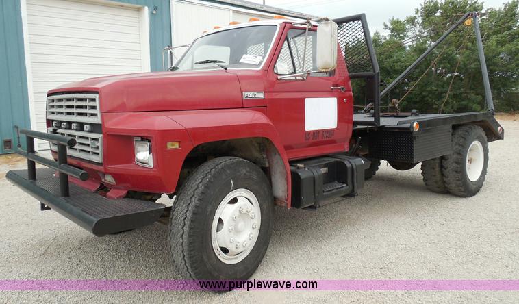 image for item I3420 1981 Ford F800 winch truck