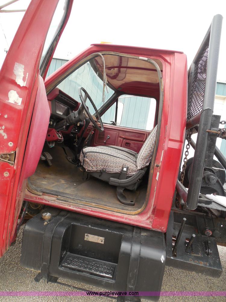 image for item I3420 1981 Ford F800 winch truck