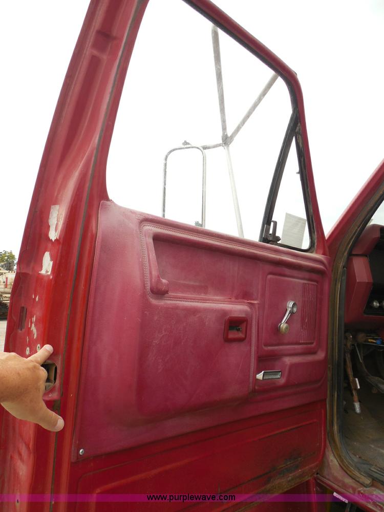 image for item I3420 1981 Ford F800 winch truck