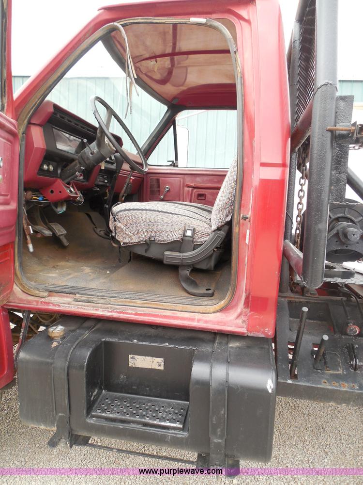 image for item I3420 1981 Ford F800 winch truck