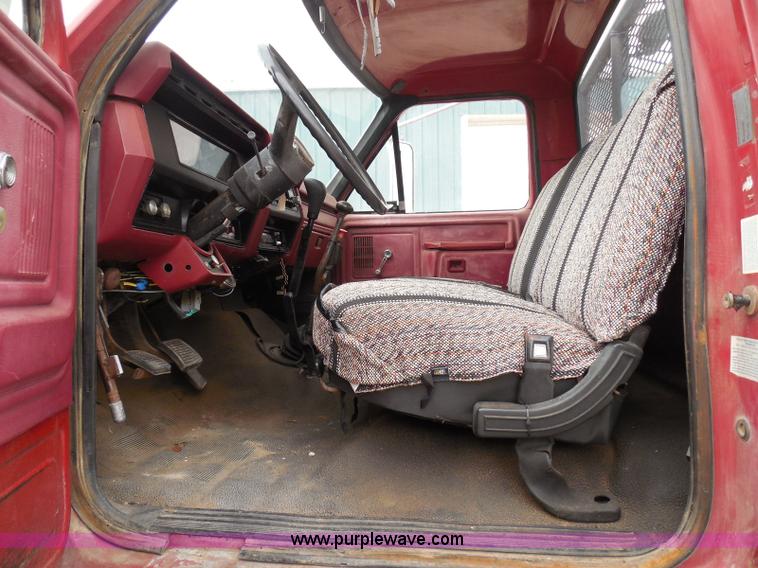 image for item I3420 1981 Ford F800 winch truck