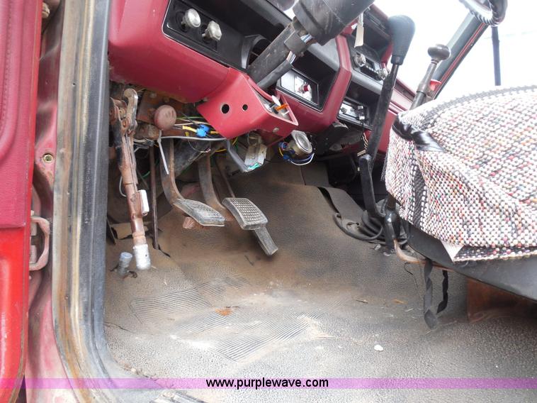 image for item I3420 1981 Ford F800 winch truck