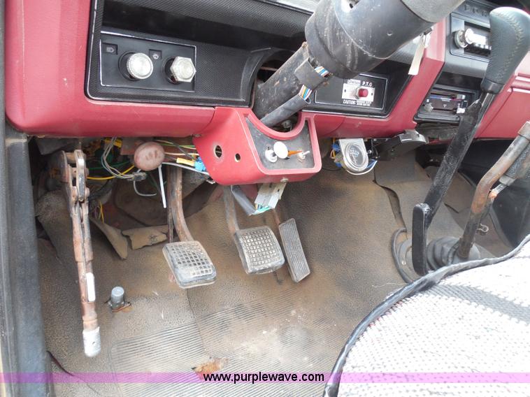 image for item I3420 1981 Ford F800 winch truck