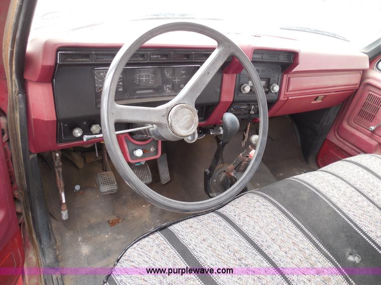 image for item I3420 1981 Ford F800 winch truck